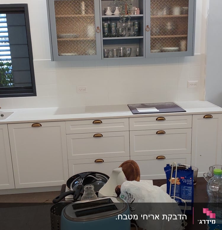 מטבח עם ארונות חדשים, כיור וברז מותקנים